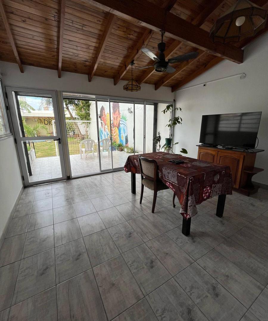 Foto de VENTA CASA EN 2 PLANTAS 4 AMBIENTES CON COCHERA, JARDIN, PILETA Y, imagen 3