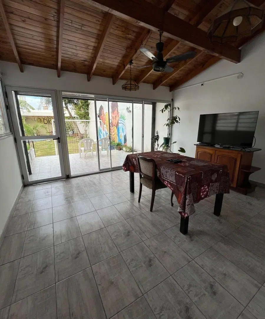 VENTA CASA EN 2 PLANTAS 4 AMBIENTES CON COCHERA, JARDIN, PILETA Y QUINCHO EN VILLA LUGANO 3