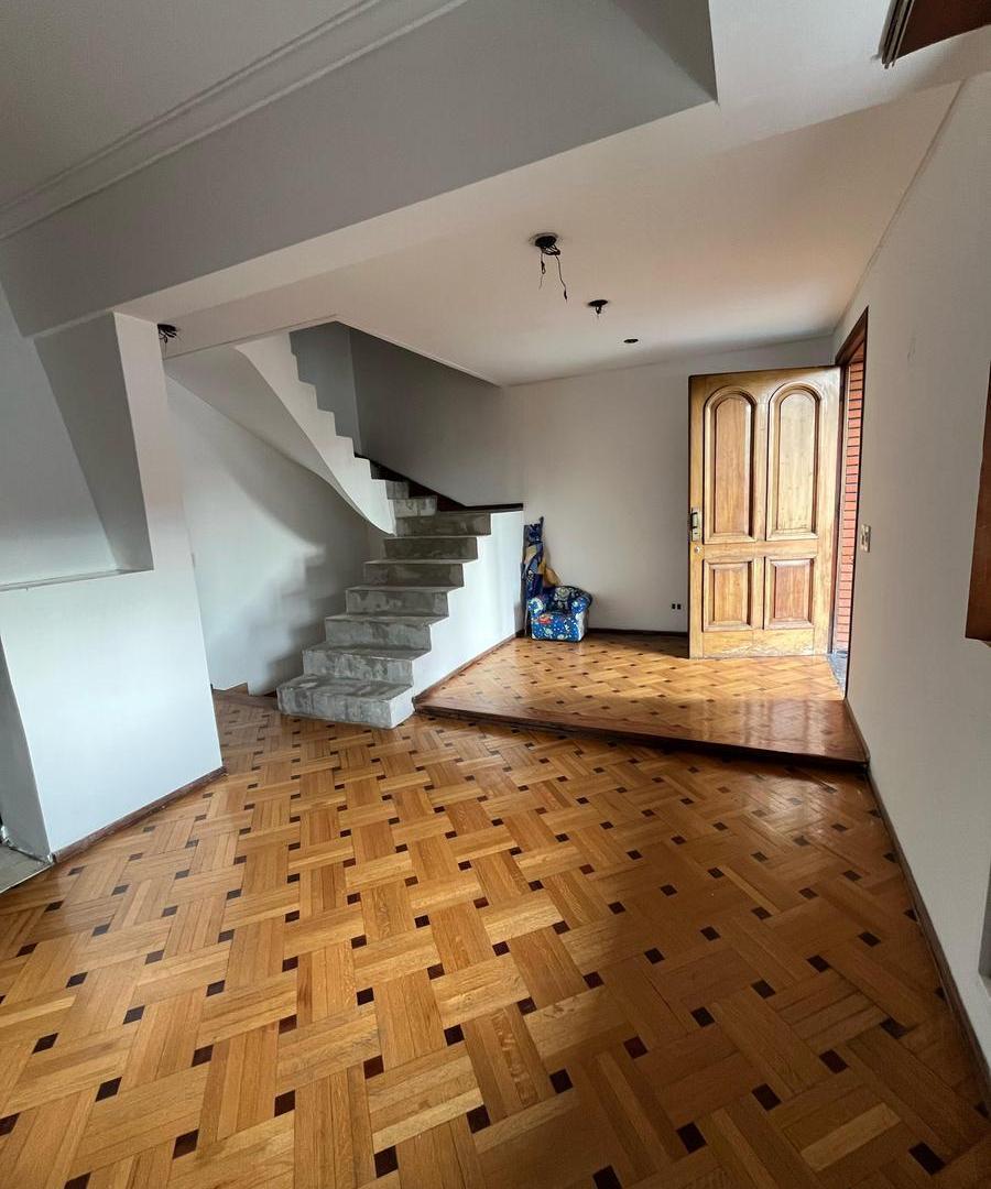 Foto de VENTA CASA EN 2 PLANTAS 4 AMBIENTES CON COCHERA, JARDIN, PILETA Y, imagen 1