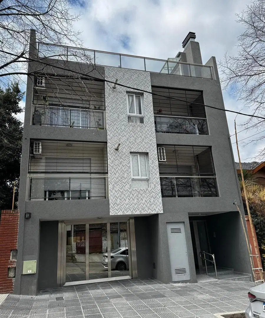 VENTA DEPARTAMENTO 4 AMBIENTES, BALCÓN CON PARRILLA, PATIO Y COCHERA en Villa Lugano, CABA. 2
