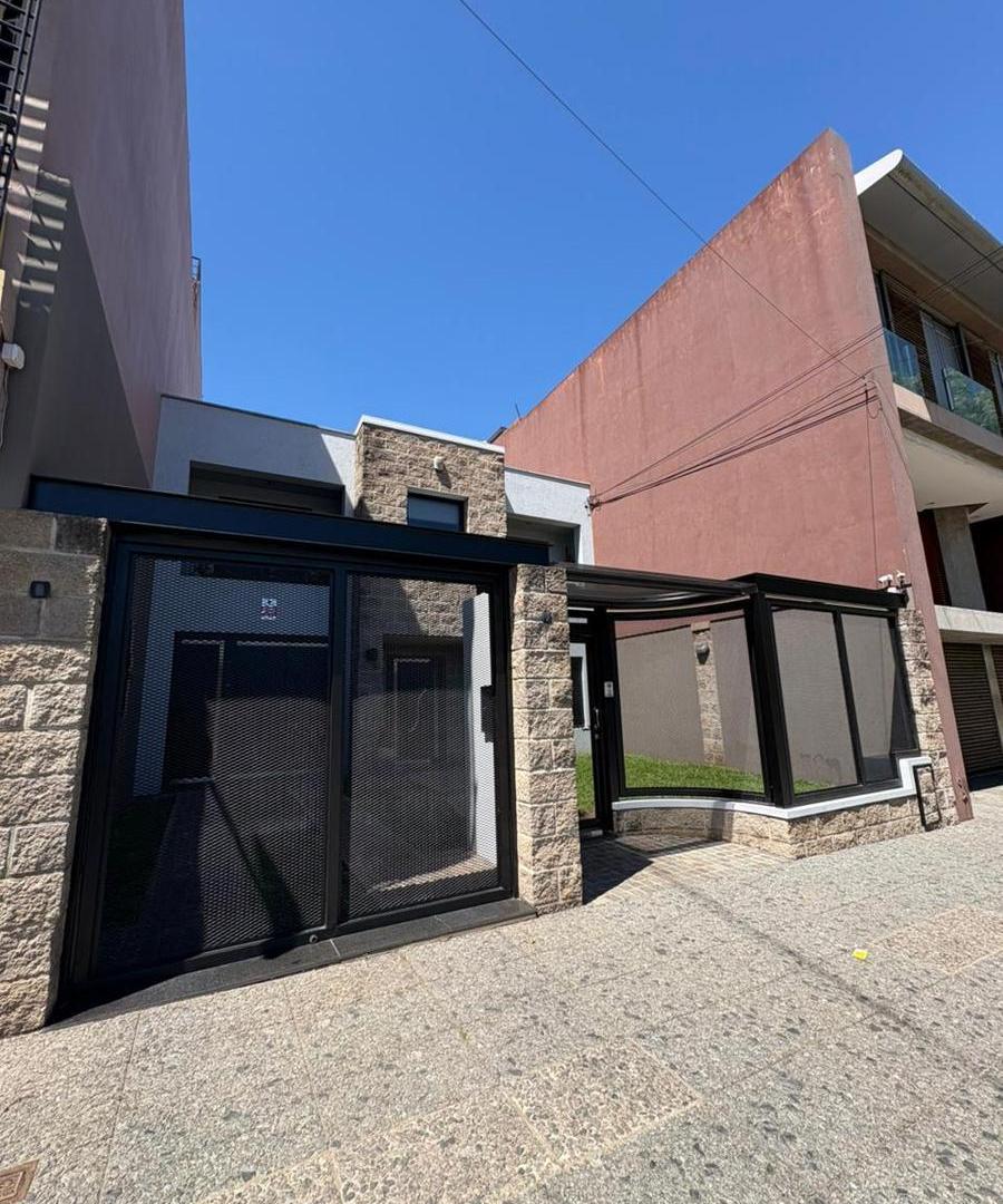 Foto de VENTA CASA MODERNA 5 AMBIENTES CON PILETA, QUINCHO Y GARAGE en Villa, imagen 4