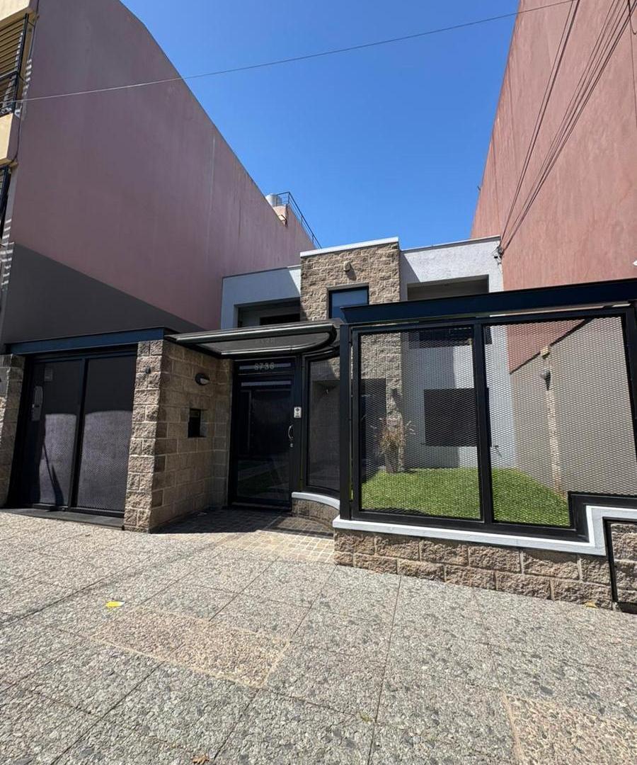 Foto de VENTA CASA MODERNA 5 AMBIENTES CON PILETA, QUINCHO Y GARAGE en Villa, imagen 2