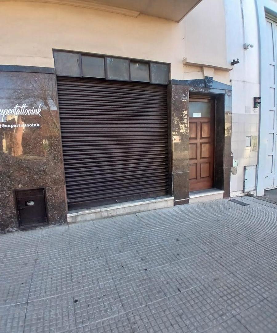 Foto de VENTA CASA 3 AMBIENTES DISTRIBUIDA EN PLANTA BAJA CON 1 LOCAL Y COCHERA, imagen 2