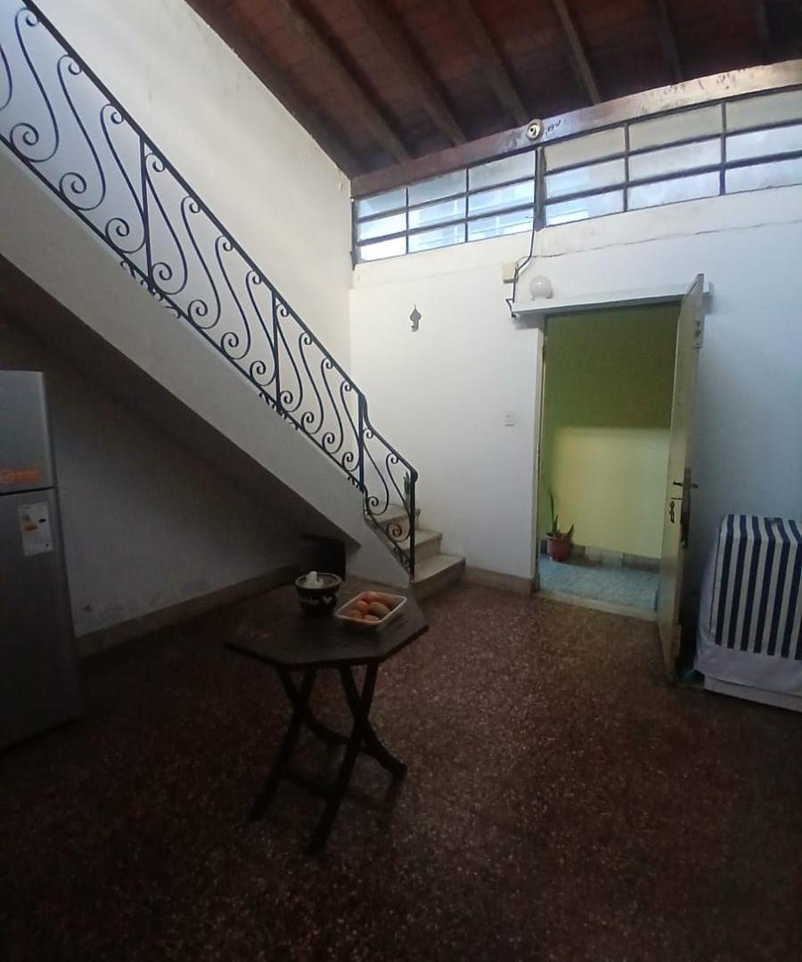 Foto de VENTA CASA 3 AMBIENTES DISTRIBUIDA EN PLANTA BAJA CON 1 LOCAL Y COCHERA, imagen 3