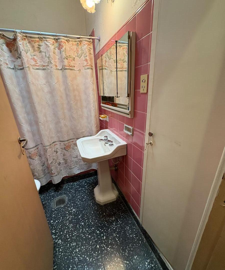 Foto de VENTA DE CASA 3 AMBIENTES CON LOCAL Y GRAN FONDO LIBRE | POTENCIAL, imagen 3