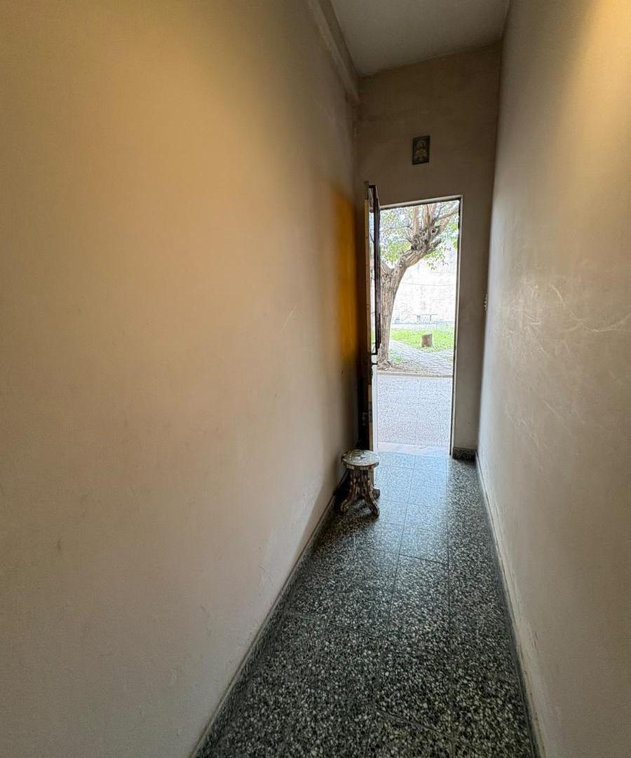 Foto de VENTA DE CASA 3 AMBIENTES CON LOCAL Y GRAN FONDO LIBRE | POTENCIAL, imagen 5