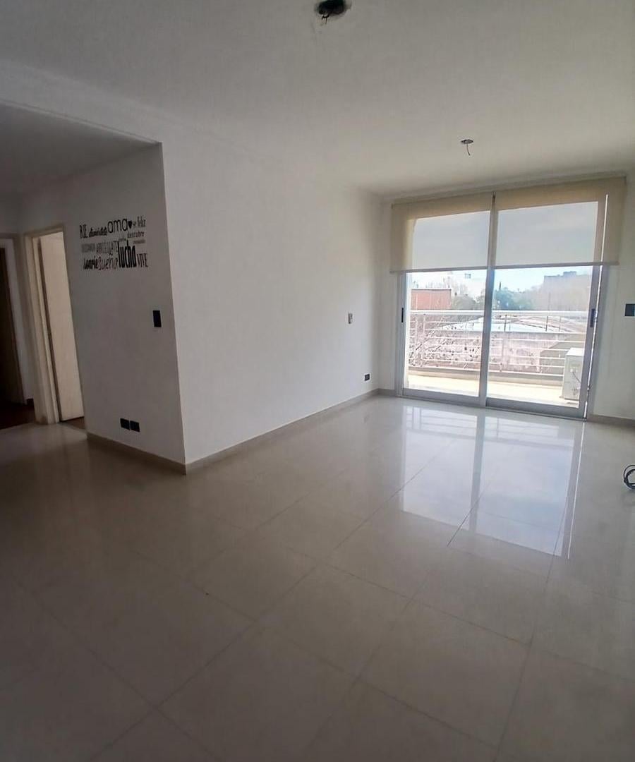 Foto de VENTA DEPARTAMENTO 4 AMBIENTES AL FRENTE CON COCHERA en Villa Lugano, imagen 2