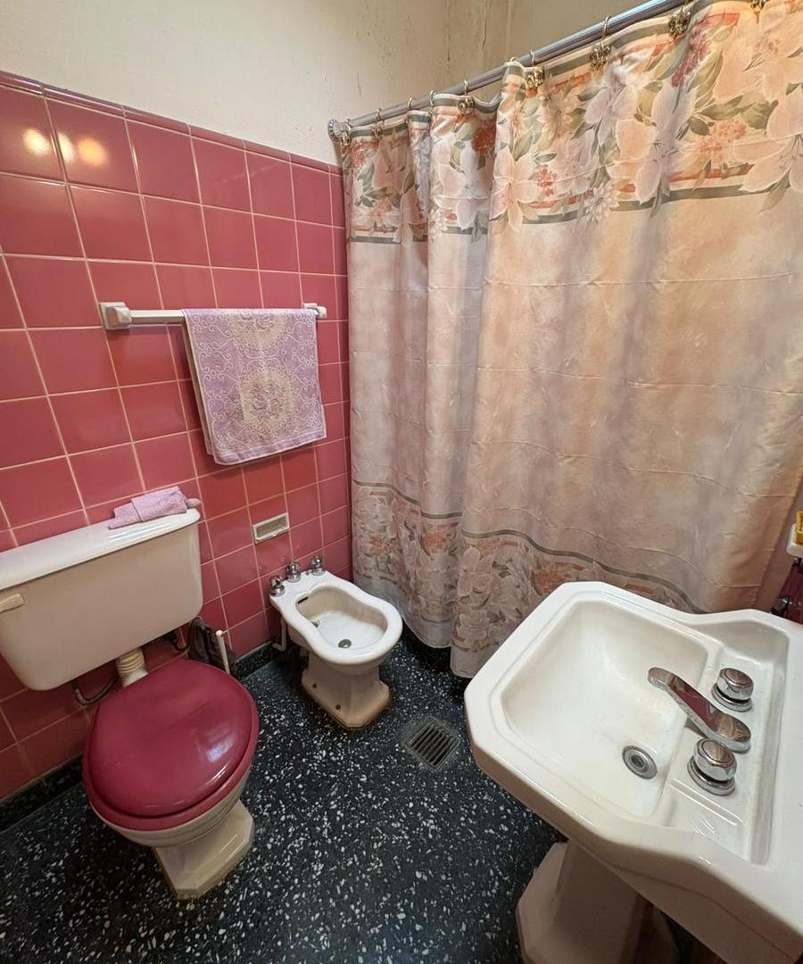 Foto de VENTA DE CASA 3 AMBIENTES CON LOCAL Y GRAN FONDO LIBRE | POTENCIAL, imagen 3