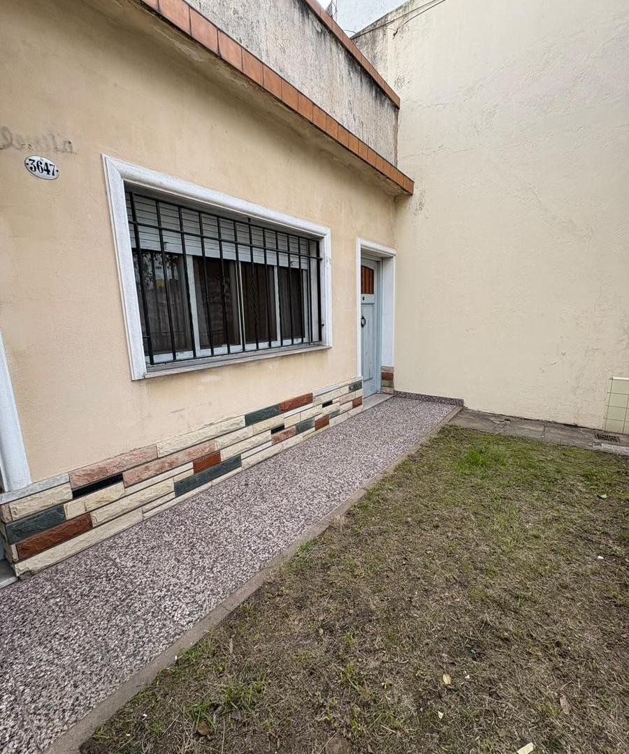 Foto de VENTA DE CASA 3 AMBIENTES CON LOCAL Y GRAN FONDO LIBRE | POTENCIAL, imagen 1