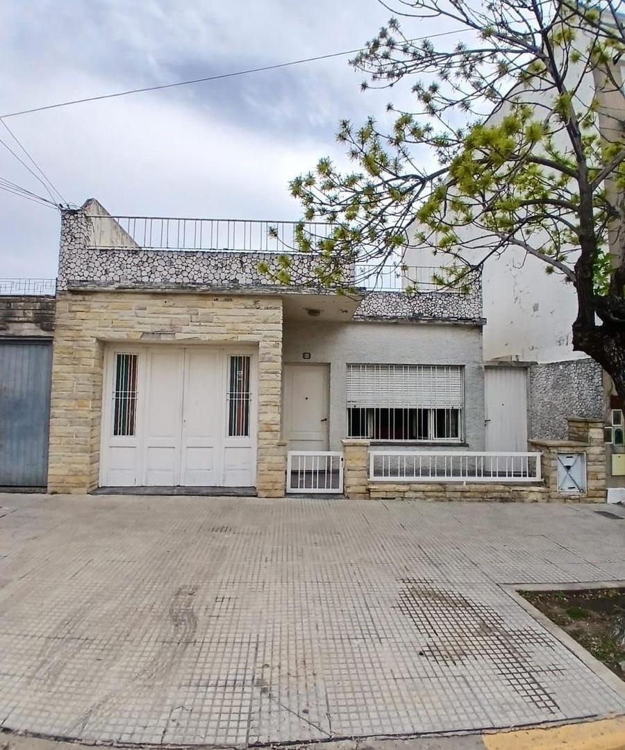 Foto de VENTA CASA 3 AMBIENTES EN LOTE PROPIO CON COCHERA, PARQUE Y QUINCHO en, imagen 4