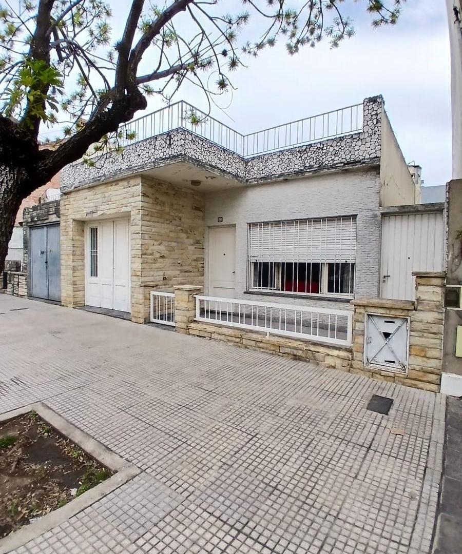 Foto de VENTA CASA 3 AMBIENTES EN LOTE PROPIO CON COCHERA, PARQUE Y QUINCHO en, imagen 1