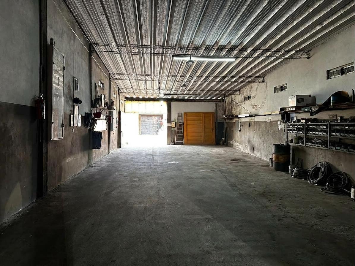 Foto de VENTA GALPÓN / DEPÓSITO EN LOTE PROPIO CON ENTRADA DE CAMIÓN Y OFICINAS, imagen 1