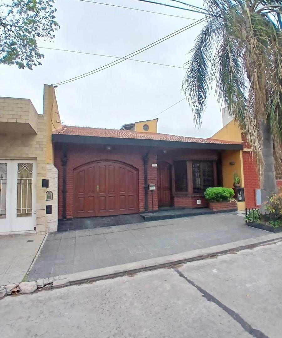 Foto de VENTA CASA DE 4 AMBIENTES EN LOTE PROPIO CON COCHERA, QUINCHO Y TERRAZA, imagen 3