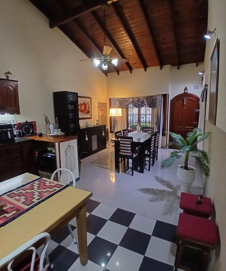 Foto de VENTA CASA DE 4 AMBIENTES EN LOTE PROPIO CON COCHERA, QUINCHO Y TERRAZA, imagen 5