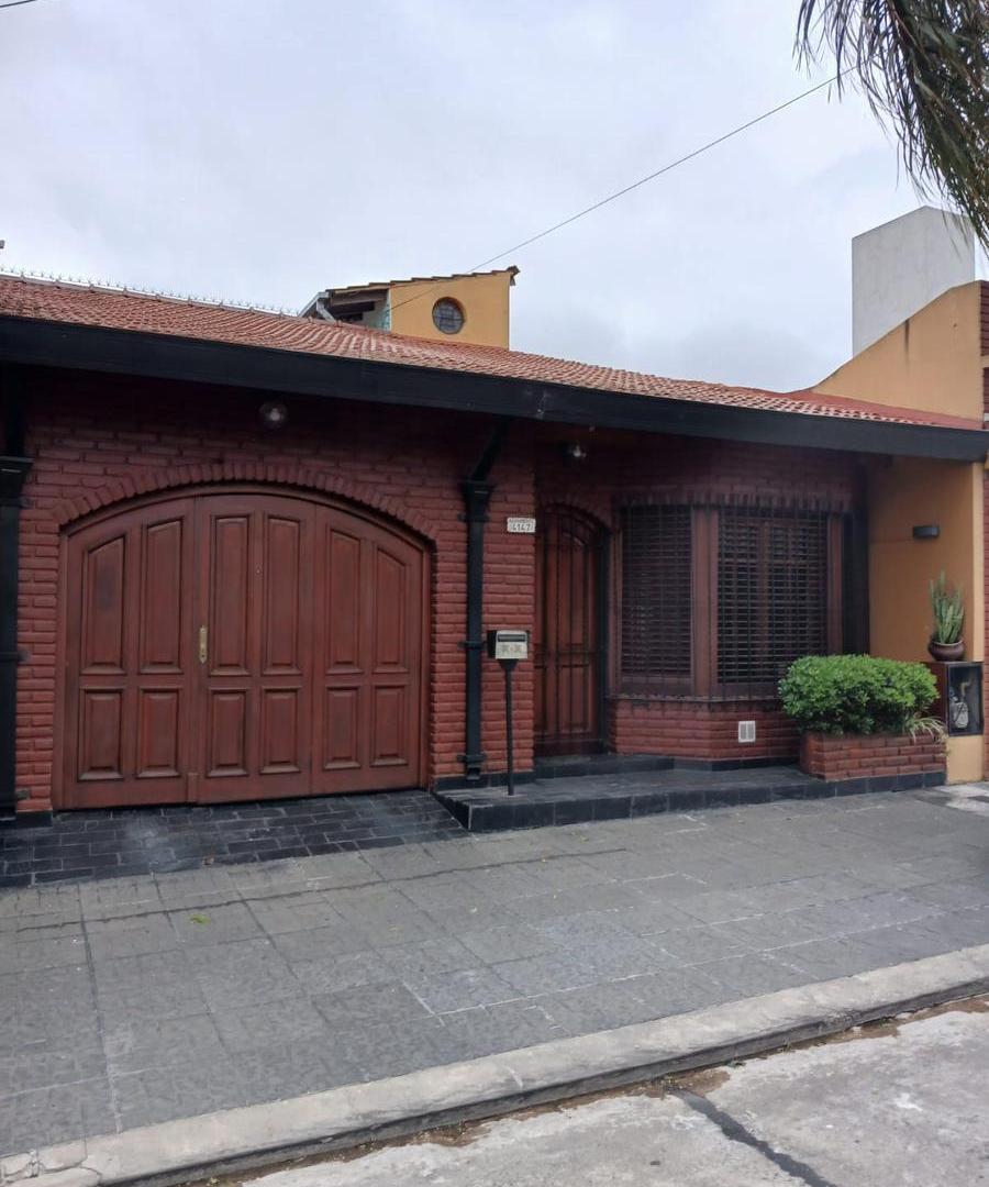 Foto de VENTA CASA DE 4 AMBIENTES EN LOTE PROPIO CON COCHERA, QUINCHO Y TERRAZA, imagen 4