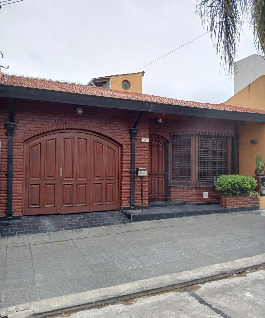 Foto de VENTA CASA DE 4 AMBIENTES EN LOTE PROPIO CON COCHERA, QUINCHO Y TERRAZA, imagen 1