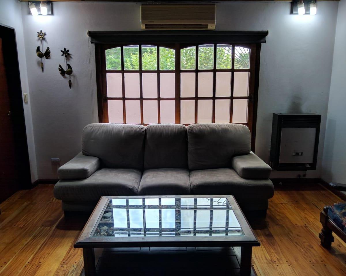CASA EN DOS PLANTAS EN QUILMES OESTE. EXCELENTE ESTADO Y UBICACION.