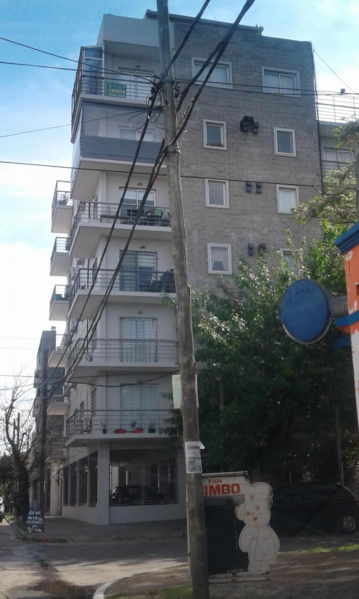 DOS AMBIENTES CON COCHERA EN QUILMES ESTE. EXCELENTE ESTADO Y UBICACION.