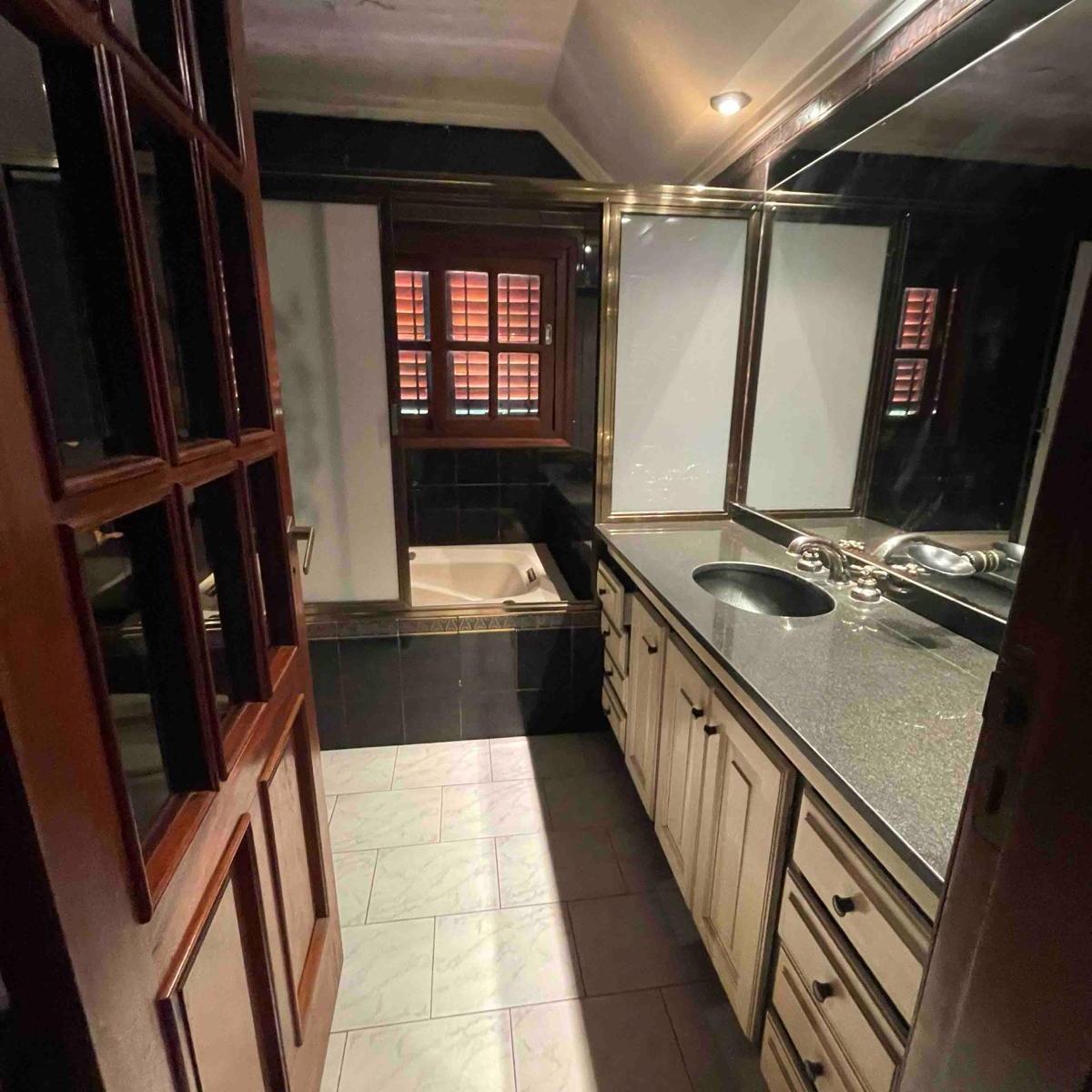 CHALET EN DOS PLANTAS CUATRO DORMITORIO CON QUINCHO Y PISCINA.