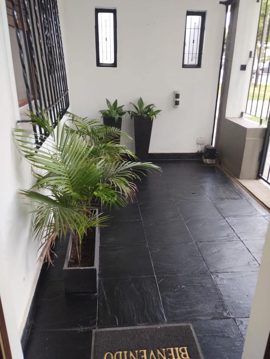 CASA TRES AMBIENTES, CON GARAGE PASANTE PARA DOS AUTOS. EXCELENTE ESTADO.