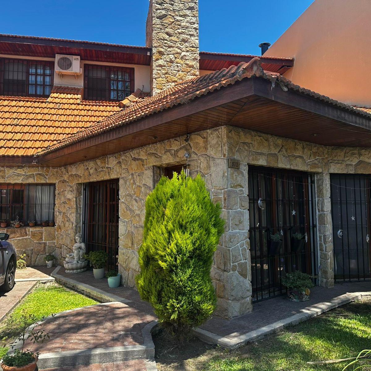 CHALET EN DOS PLANTAS TRES DORMITORIOS CON QUINCHO Y PISCINA CLIMATIZADA