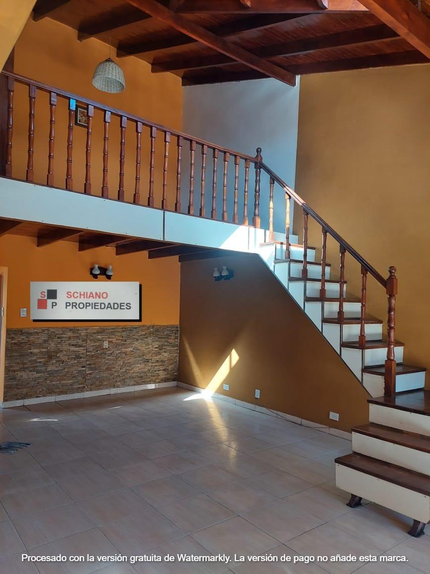 CASA EN UNA PLANTA CON ENTREPISO EN QUILMES OESTE.