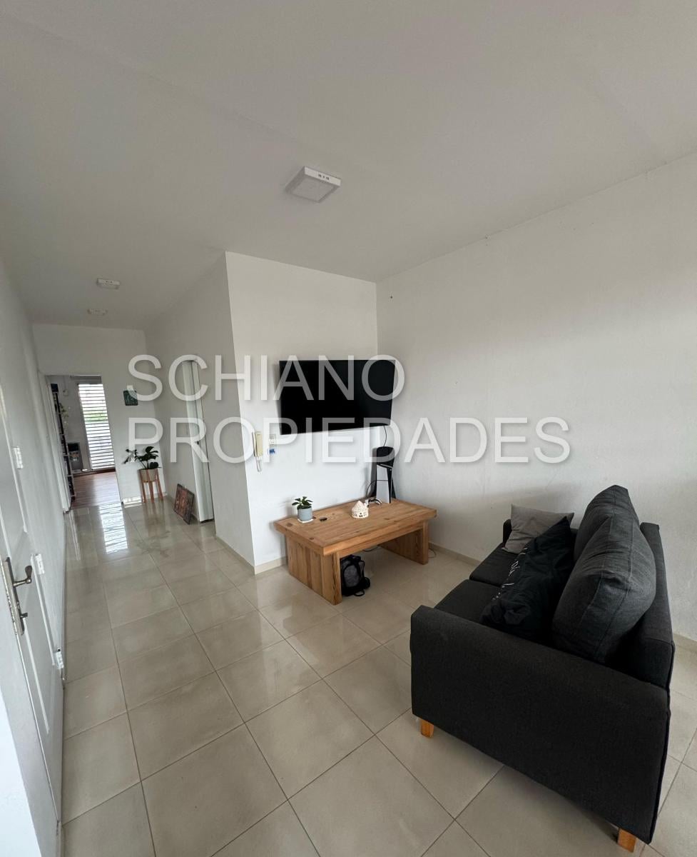 DEPARTAMENTO DE TRES AMBIENTES CON ESPACIO GUARDACOCHES. SIN EXPENSAS.