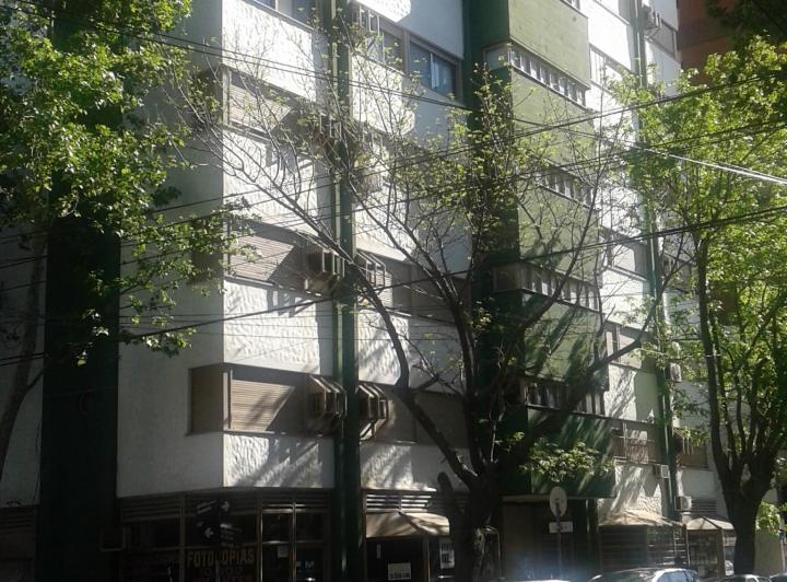 DEPARTAMENTO DE TRES AMBIENTES CON COCHERA Y BAULERA. SUM.