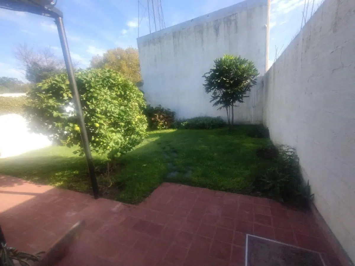 CASA TIPO PH AL FONDO, EXCELENTE ESTADO. SIN EXPENSAS. 3