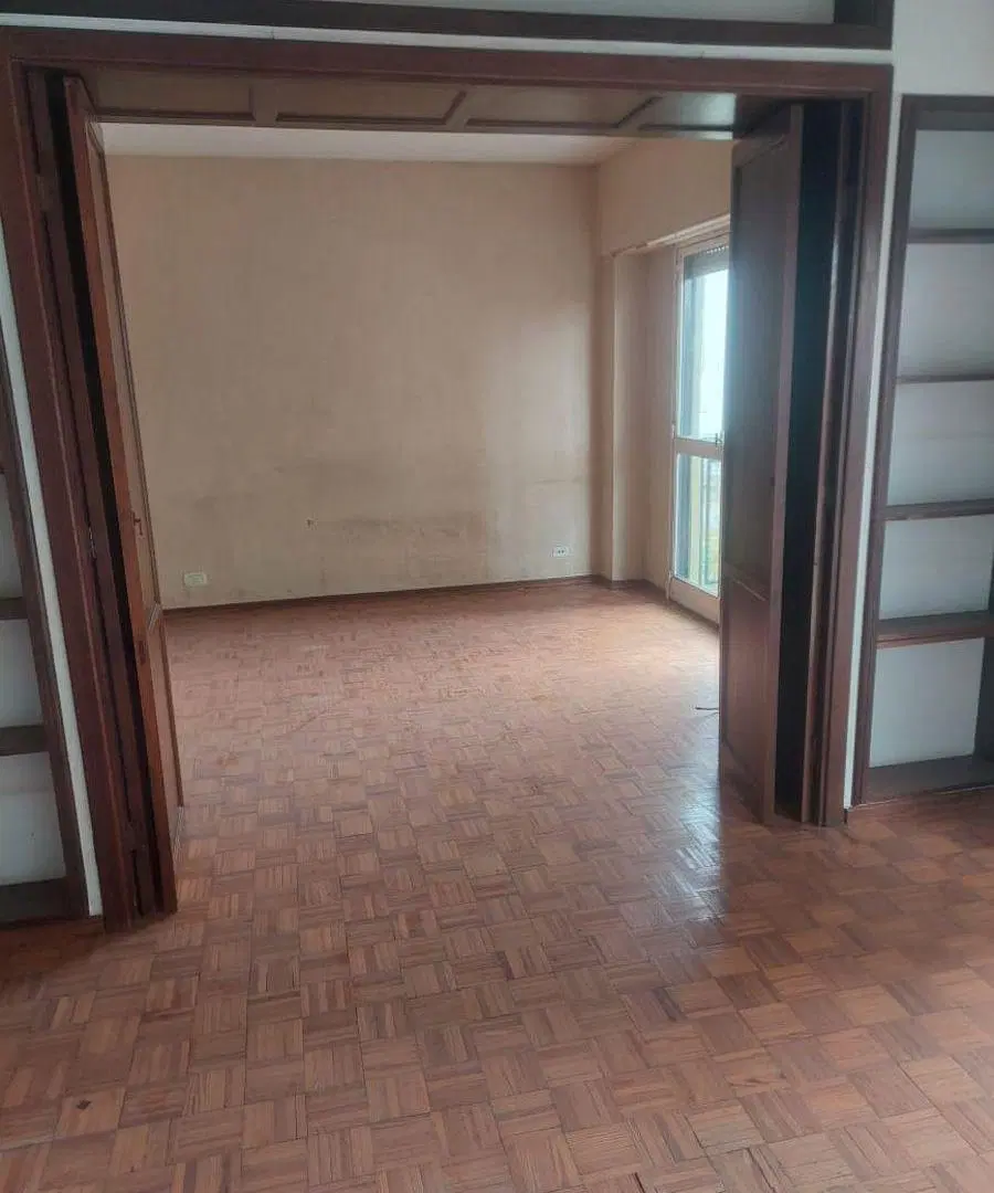 DEPARTAMENTO DE TRES AMBIENTES AL FRENTE CON ESPACIO GUARDACOCHES A METROS DE ESTACIÓN BERNAL. 2