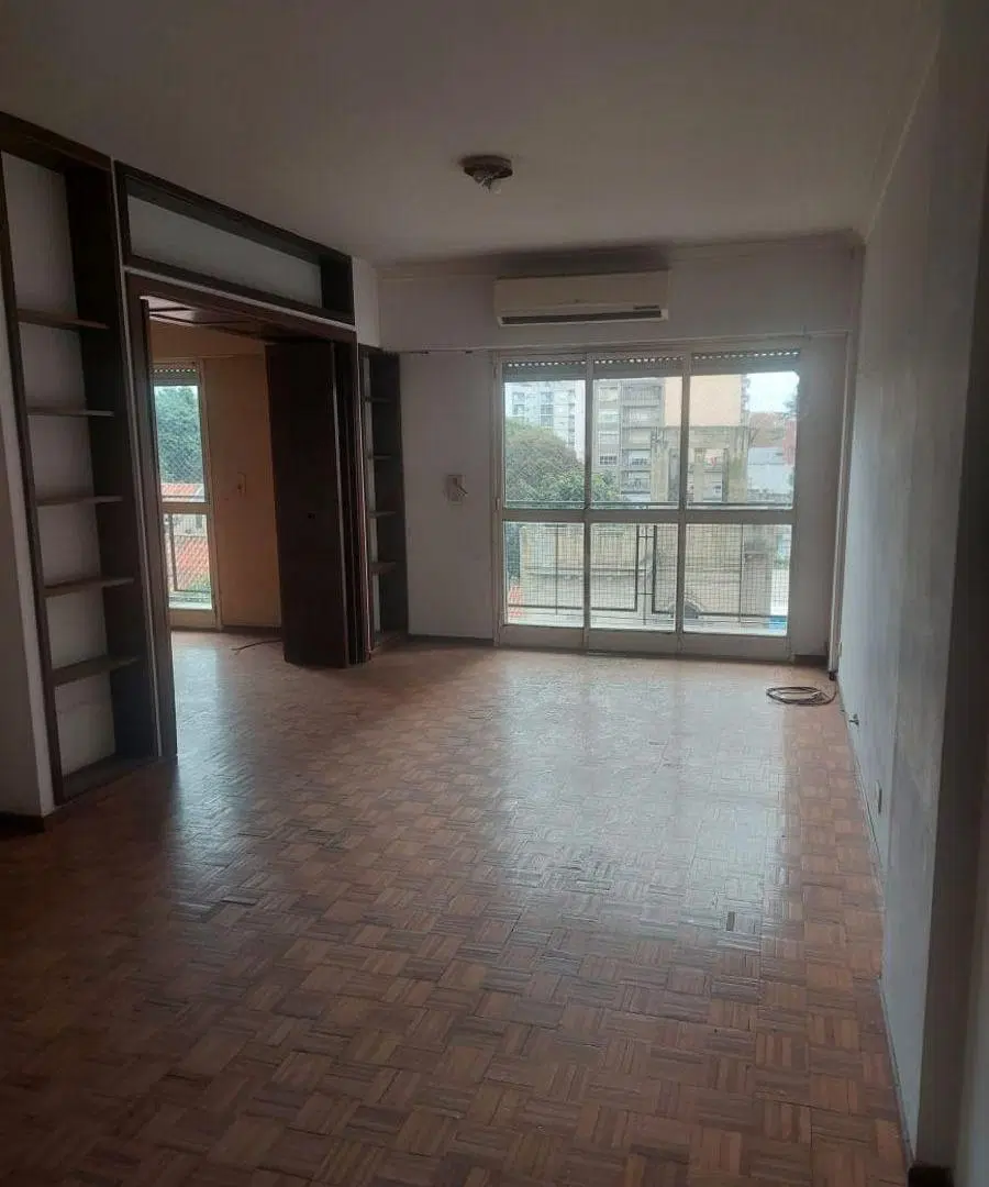 DEPARTAMENTO DE TRES AMBIENTES AL FRENTE CON ESPACIO GUARDACOCHES A METROS DE ESTACIÓN BERNAL. 3