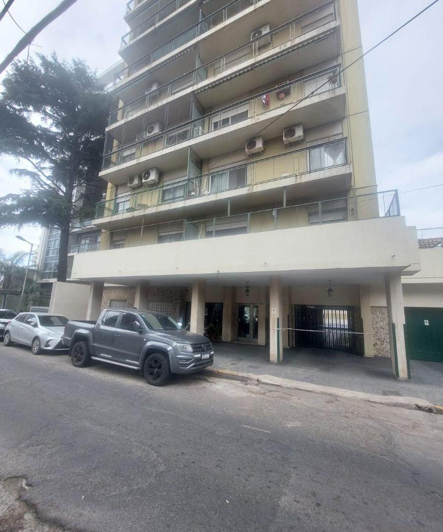 DEPARTAMENTO DE TRES AMBIENTES AL FRENTE CON ESPACIO GUARDACOCHES A METROS DE ESTACIÓN BERNAL.