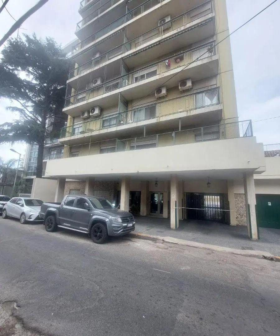 DEPARTAMENTO DE TRES AMBIENTES AL FRENTE CON ESPACIO GUARDACOCHES A METROS DE ESTACIÓN BERNAL. 4