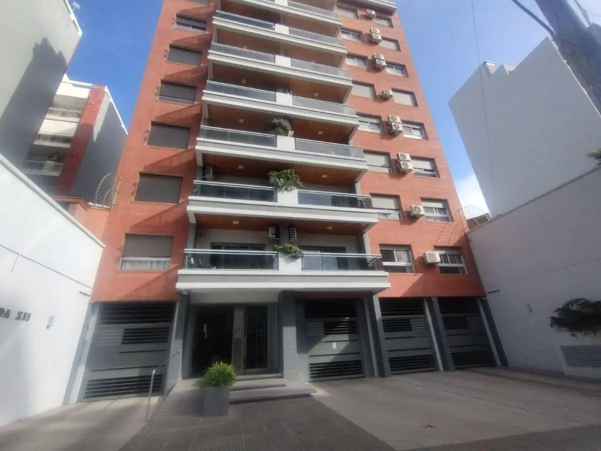 DOS AMBIENTES AL FRENTE CON BALCÓN y COCHERA, EDIFICIO CON SUM. 5