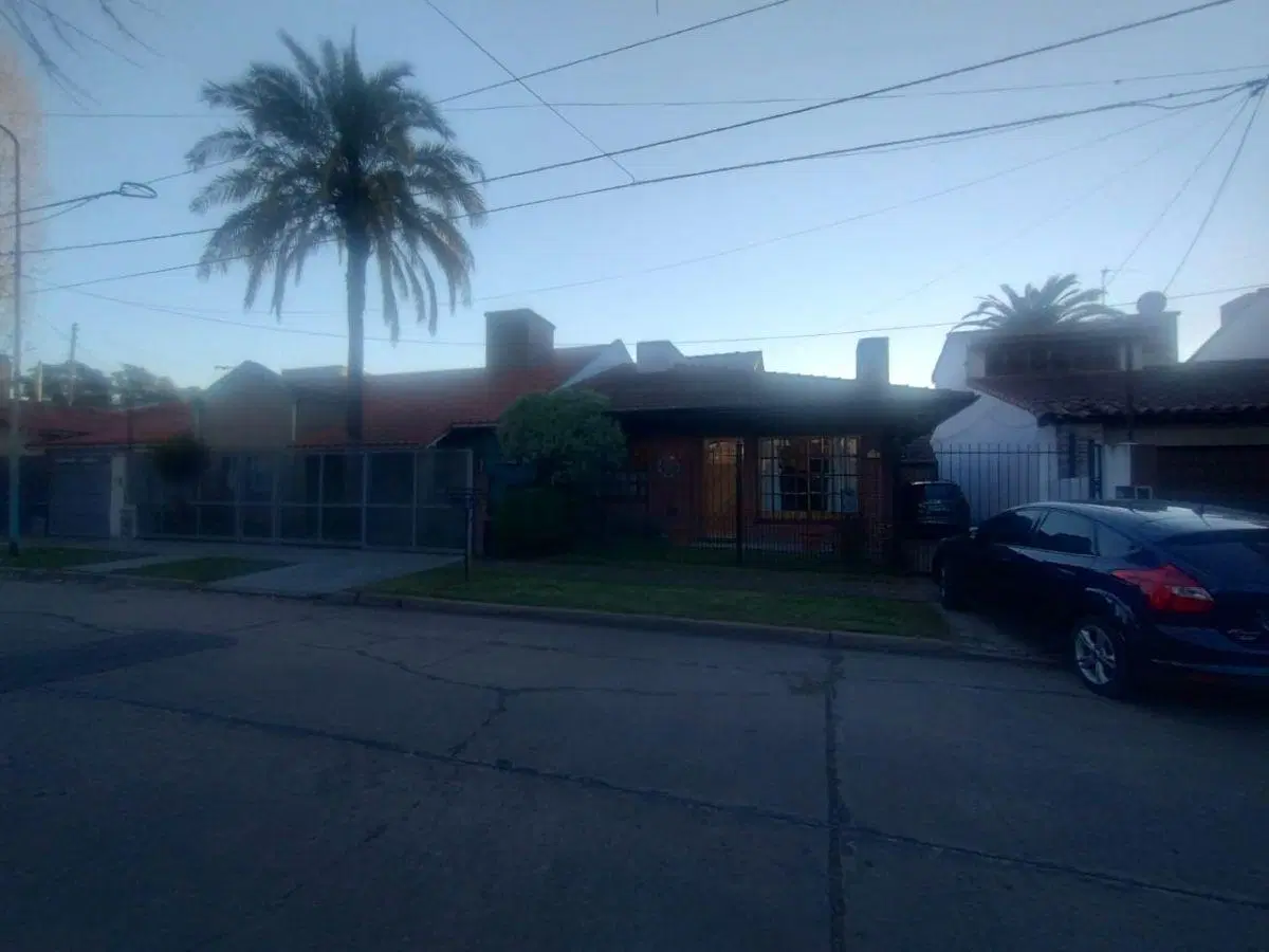 CHALET EN DOS PLANTAS CON QUINCHO Y PILETA EN BARRIO PARQUE BERNAL. EXCELENTE PROPIEDAD. 3