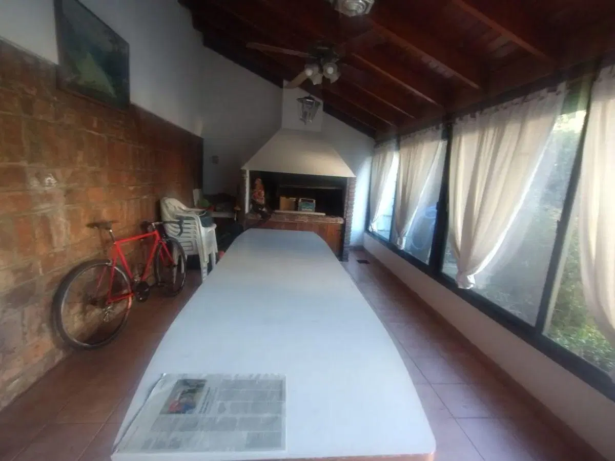CHALET EN DOS PLANTAS CON QUINCHO Y PILETA EN BARRIO PARQUE BERNAL. EXCELENTE PROPIEDAD. 8