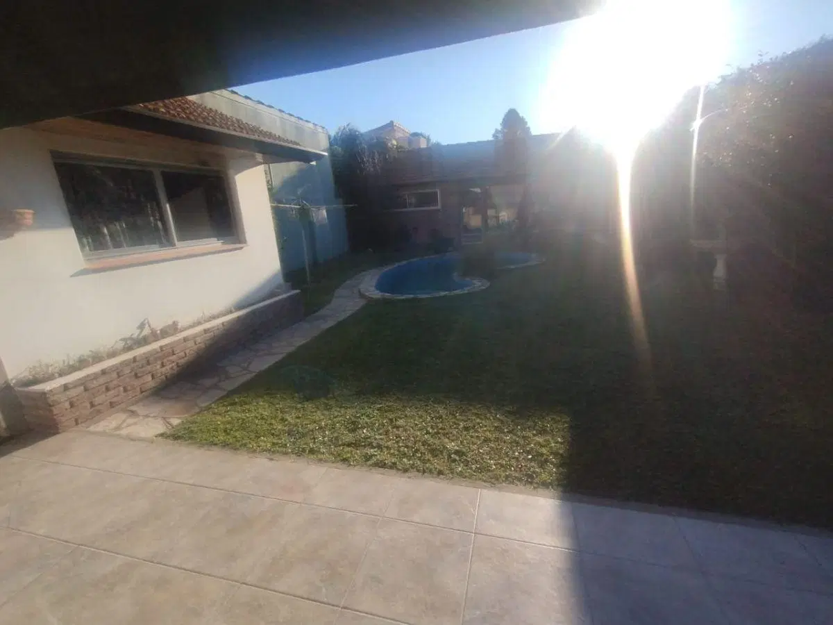 CHALET EN DOS PLANTAS CON QUINCHO Y PILETA EN BARRIO PARQUE BERNAL. EXCELENTE PROPIEDAD. 2
