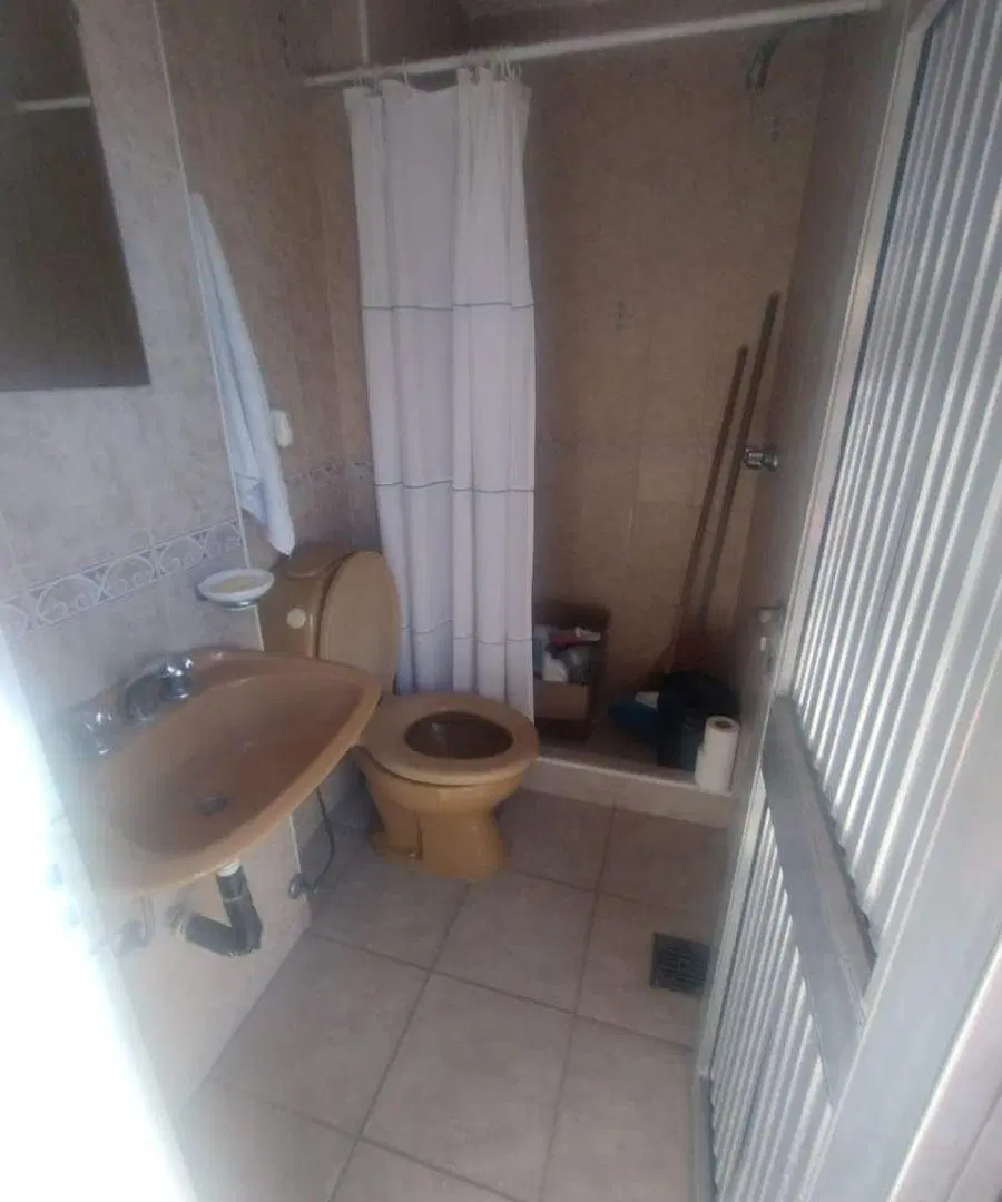 CHALET EN DOS PLANTAS CON QUINCHO Y PILETA EN BARRIO PARQUE BERNAL. EXCELENTE PROPIEDAD. 4