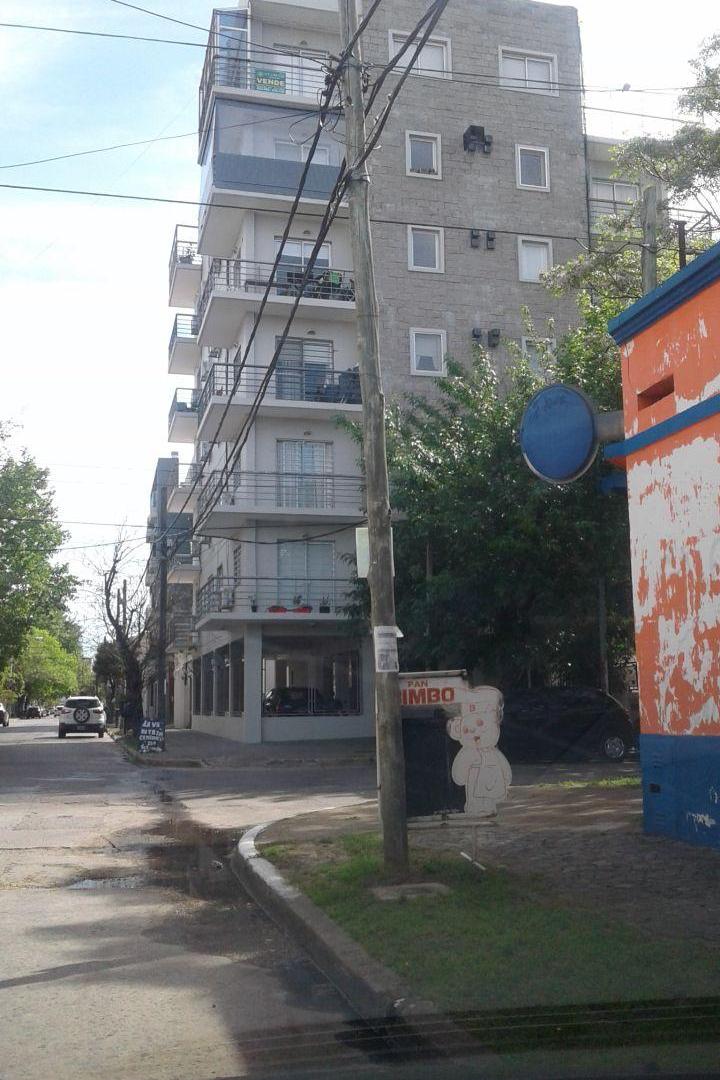 Foto de DEPARTAMENTO DE DOS AMBIENTES EN QUILMES CENTRO. EXCELENTE ESTADO Y, imagen 3