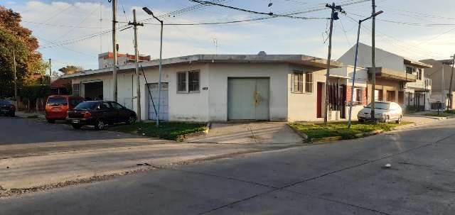 Casa y locales en venta