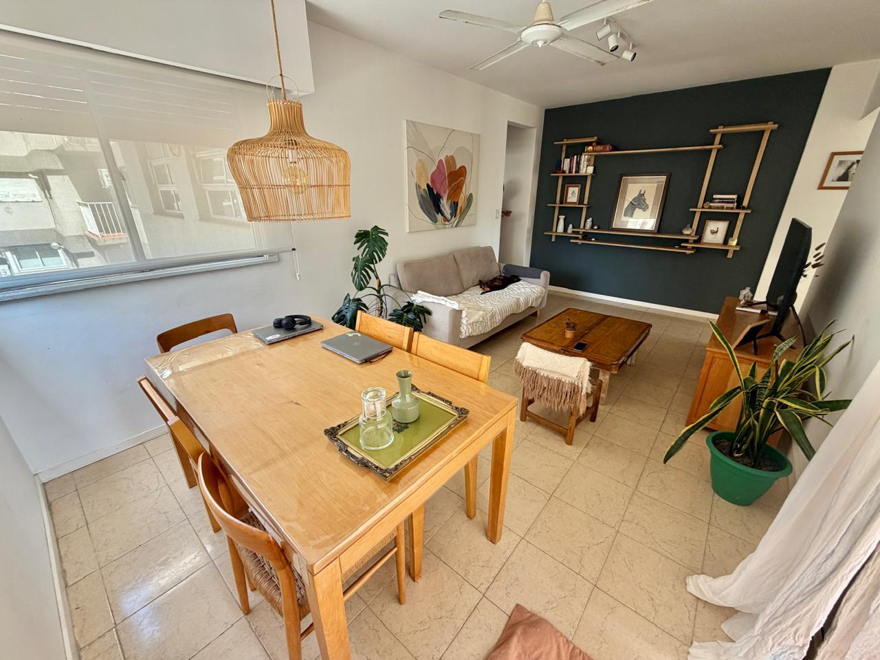 Excelente Depto de 3 Ambientes con balcón y vista al río, sobre Avenida del Libertador. Apto crédito