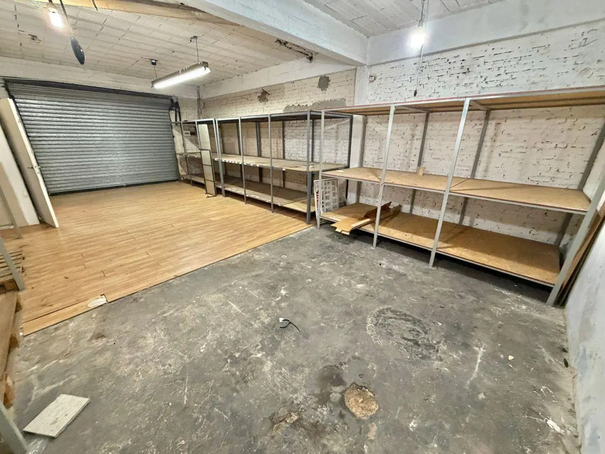 Excelente depósito/local comercial en inmejorable zona de Martinez con entrada para dos autos! 4