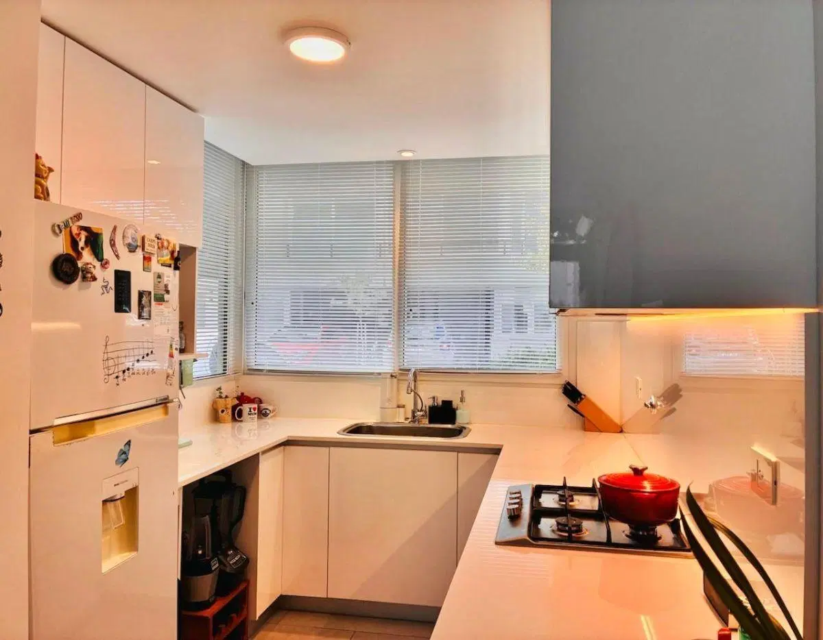 Excelente triplex en complejo privado: p.baja, 2 pisos, galería con jardín y parrilla y 2 cocheras. 3