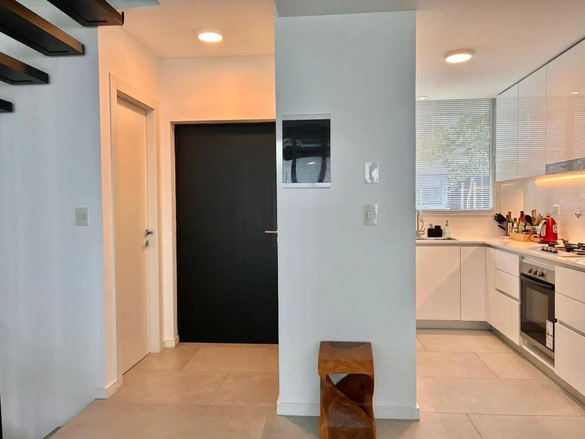 Excelente triplex en complejo privado: p.baja, 2 pisos, galería con jardín y parrilla y 2 cocheras. 2