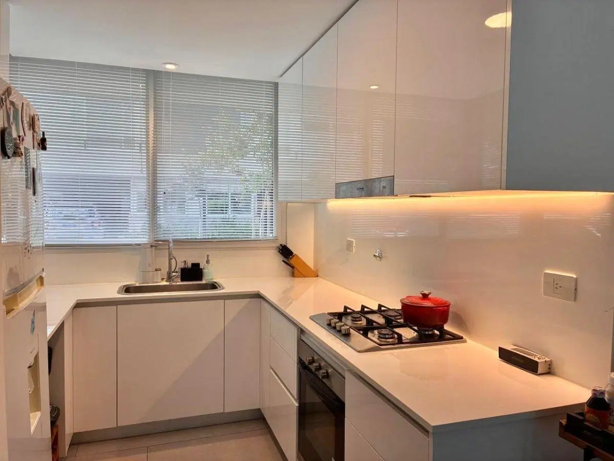 Excelente triplex en complejo privado: p.baja, 2 pisos, galería con jardín y parrilla y 2 cocheras. 4