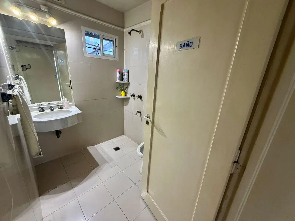 Muy linda ¨casita¨ en inmejorable ubicación en las L.de San Isidro, dos dor., patio, jardín y 2 coch 4
