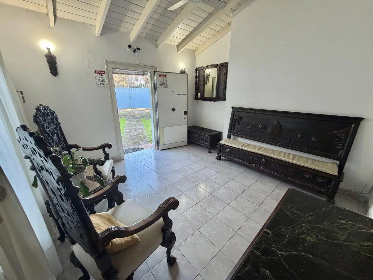 Muy linda ¨casita¨ en inmejorable ubicación en las L.de San Isidro, dos dor., patio, jardín y 2 coch 1