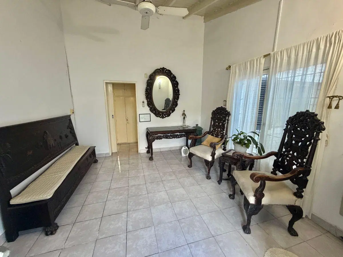 Muy linda ¨casita¨ en inmejorable ubicación en las L.de San Isidro, dos dor., patio, jardín y 2 coch 3