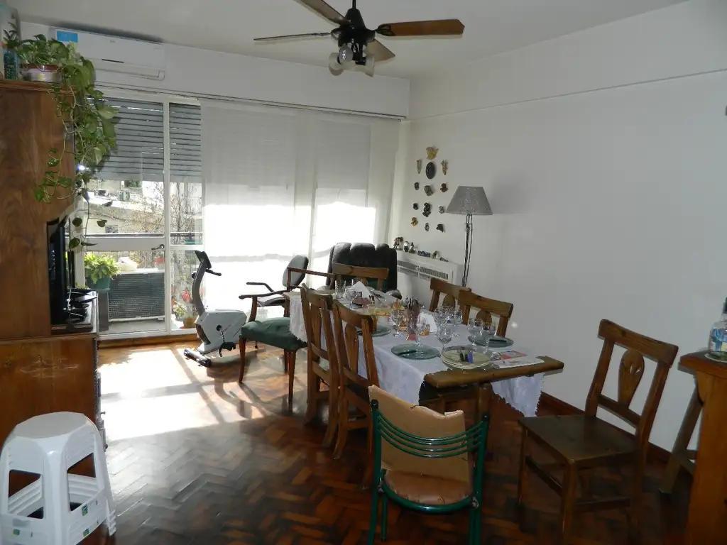 Departamento de 3 Ambientes con dependencia Sobre Avenida Garay Hermoso!!