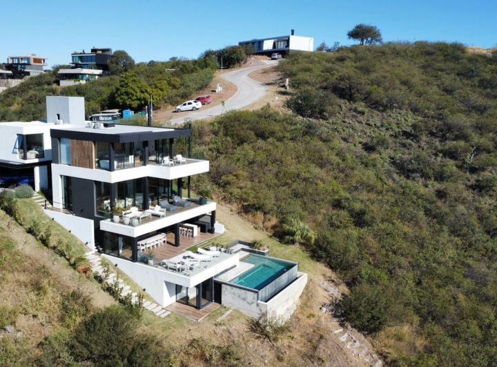 Vdo/alquilo imperdible casa en la deseada, con una vista soñada  3